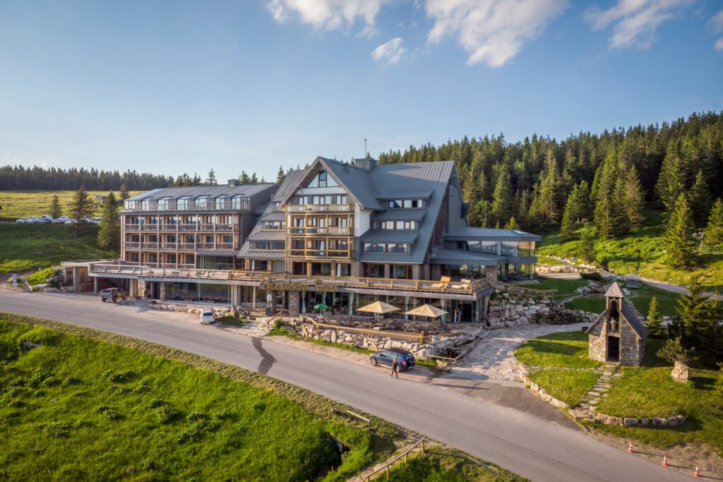 Erlebachova bouda ve Špindlerově Mlýně: Jarní symfonie chutí a výhledů na terase restaurace