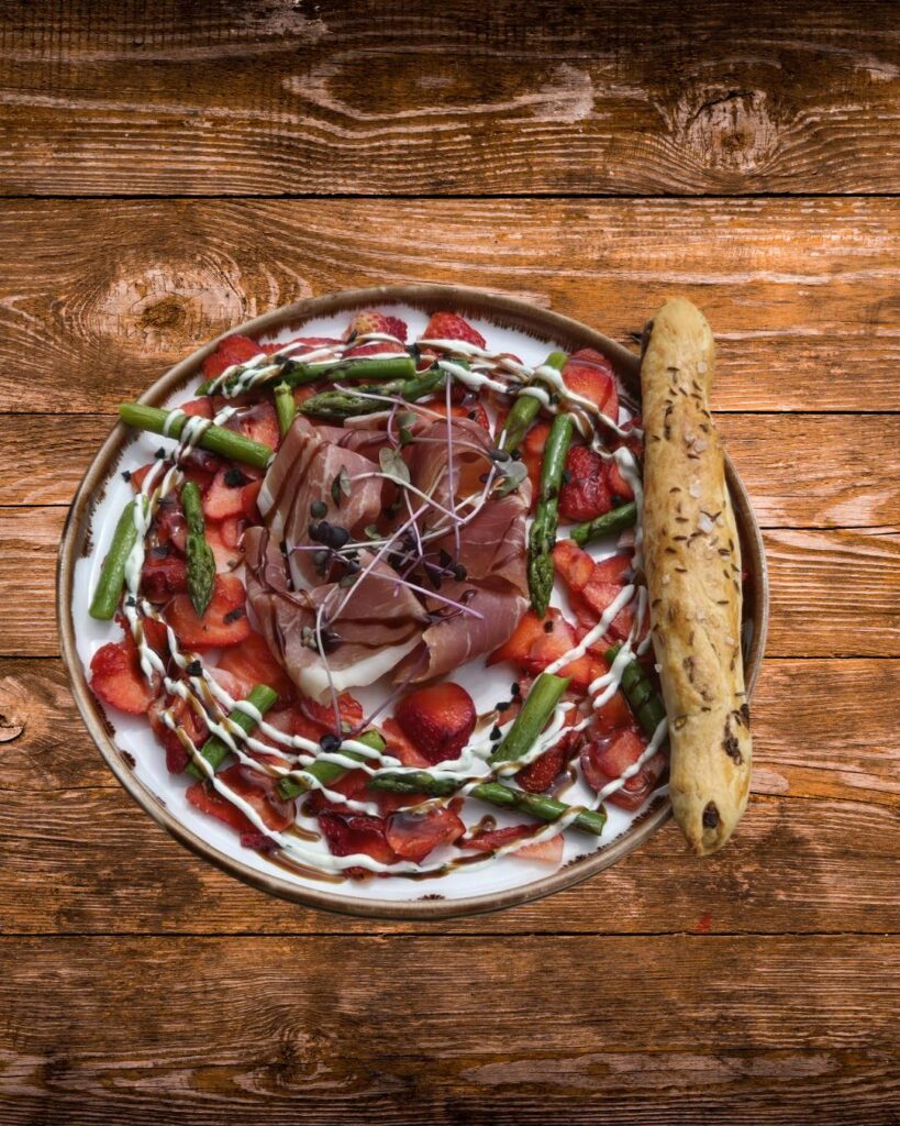 Erlebachova bouda ve Špindlerově Mlýně: Jarní symfonie chutí a výhledů na terase restaurace
