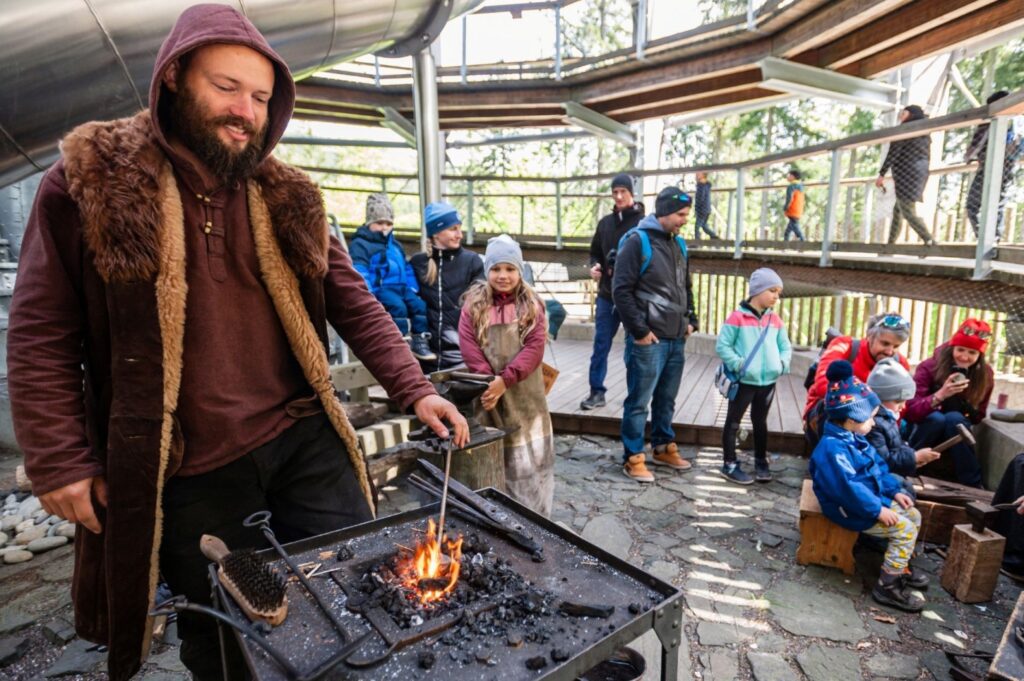 Krkonoše a Stezku v létě opanují akrobati, dravci, řemesla, pohádkové bytosti, sportovci i hudebníci