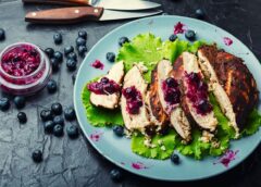 Borůvkové speciality a letní osvěžení v červencovém menu v krkonošské restauraci Končina v Harrachově