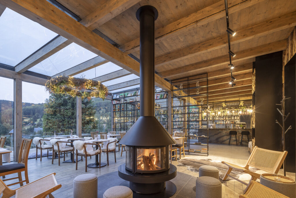 Borůvkové speciality a letní osvěžení v červencovém menu v krkonošské restauraci Končina v Harrachově
