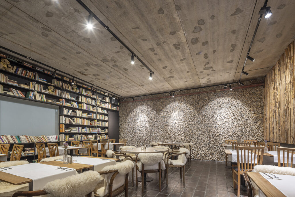 Borůvkové speciality a letní osvěžení v červencovém menu v krkonošské restauraci Končina v Harrachově