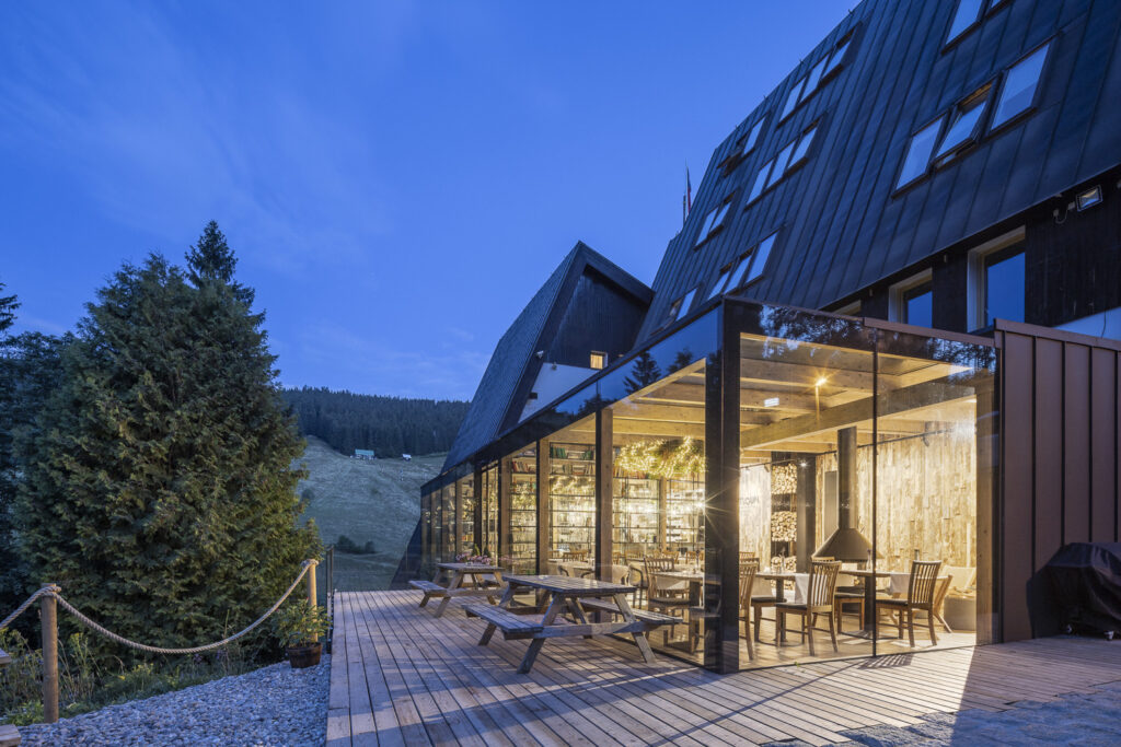 Borůvkové speciality a letní osvěžení v červencovém menu v krkonošské restauraci Končina v Harrachově