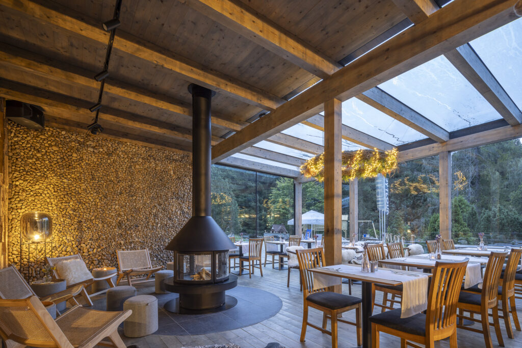 Borůvkové speciality a letní osvěžení v červencovém menu v krkonošské restauraci Končina v Harrachově