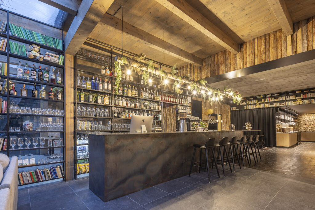 Borůvkové speciality a letní osvěžení v červencovém menu v krkonošské restauraci Končina v Harrachově