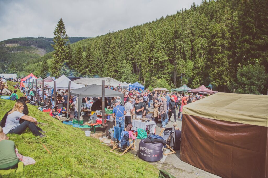 Krakonošův guláš 2025: Pec pod Sněžkou provoní soutěžní kotlíky