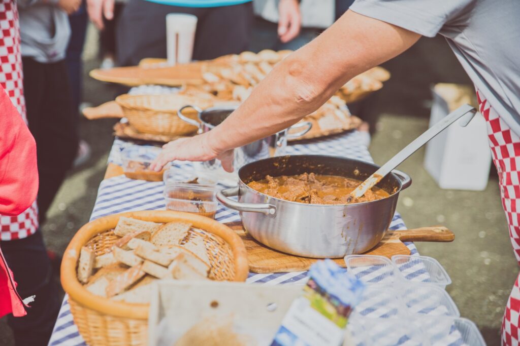 Krakonošův guláš 2025: Pec pod Sněžkou provoní soutěžní kotlíky