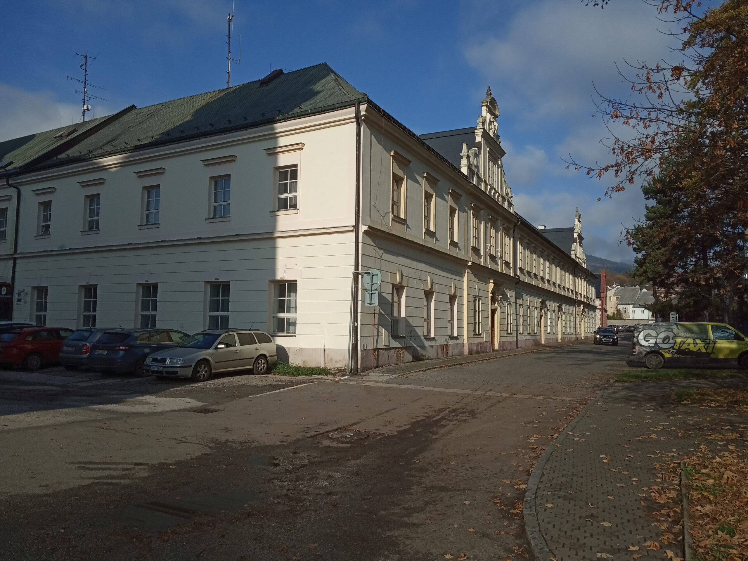 Správní budova zámeckého areálu ve Vrchlabí – archivní fotografie z října 2022